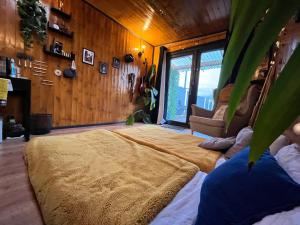 En eller flere senge i et værelse på Double bedrooms in home in Kilcock, one stop from Maynooth