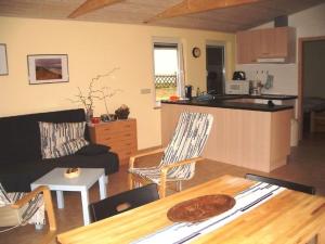 Køkken eller tekøkken på "Ferien Nord-Nordost" Wooster Teerofen "Am Walde" Ferienhaus Komfort