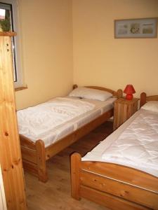 En eller flere senge i et værelse på "Ferien Nord-Nordost" Wooster Teerofen "Am Walde" Ferienhaus Komfort