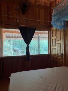 En eller flere senge i et værelse på Local Homestay