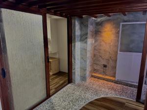 Zimmer mit Glastür und Steinmauer in der Unterkunft Beny SeaBeach Residence in Belle Mare + 43 Fotos