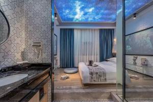 een badkamer met een bed, een wastafel en een spiegel bij Meisu Hotel in Changsha