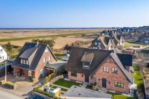 an aerial view of a house in a village at Hüs Amy in Rantum
