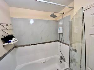 Et badeværelse på Double bedrooms in home in Kilcock, one stop from Maynooth + 11 billeder