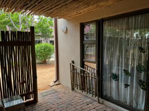 un ingresso a una casa con porta scorrevole in vetro di Panache Wildlife Cottage-Self Catering a Hoedspruit