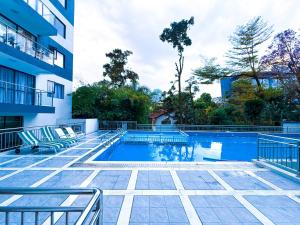 une piscine sur le côté d'un immeuble dans l'établissement NAIROBI View Home --- Gym, Garden, Parking & Children play area, à Nairobi