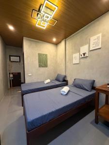 Giường trong phòng chung tại Astra Tourist Inn +11 ảnh