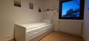 een kleine kamer met een bed en een raam bij Quartier132 in Öfingen
