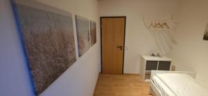 een kamer met een bed, een deur en een tafel bij Quartier132 in Öfingen +21 foto's