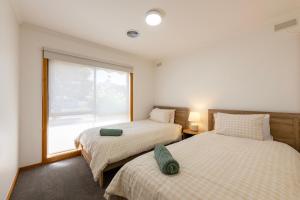 En eller flere senge i et værelse på Elegant Country Escape