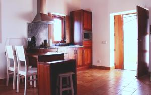 Kuchyň nebo kuchyňský kout v ubytování Casa Das Romãs