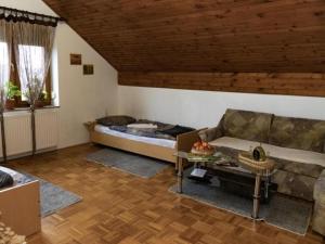 een woonkamer met een bank en een tafel bij One Bedroom Dream Room 2 in Darda