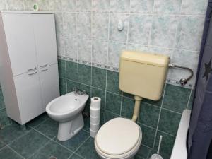 een kleine badkamer met toilet en wastafel bij One Bedroom Dream Room 2 in Darda +41 foto's