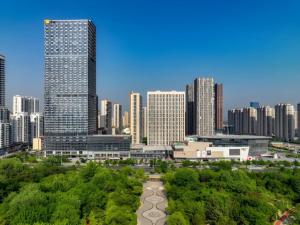 vue d'une ville avec un immeuble de grande hauteur dans l'établissement Mumian Rizhao Hotel, à Rizhao