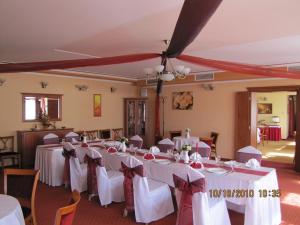 Reštaurácia alebo iné gastronomické zariadenie v ubytovaní Hotel Lukács Superior