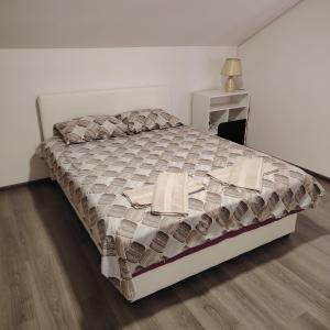 En eller flere senge i et værelse på Elena Airport Apartments