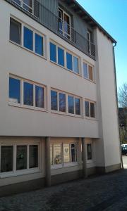 a building with many windows on the side of it at Appartements Am Theater in Weimar