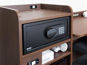 een magnetron op een kast bij Comfort Hotel Wakayama in Wakayama +26 foto's