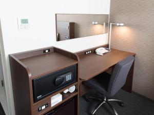 een bureau met een computer en een stoel bij Comfort Hotel Wakayama in Wakayama