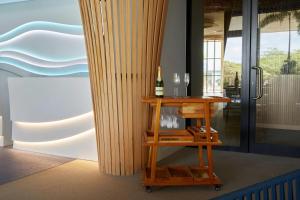 een tafel met een fles wijn en glazen erop bij Radisson Blu Aruba in Palm-Eagle Beach