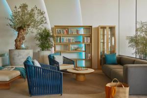 een woonkamer met een bank en een boekenplank bij Radisson Blu Aruba in Palm-Eagle Beach