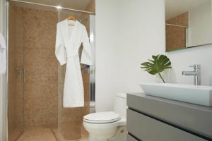 een badkamer met een douche, een toilet en een wastafel bij Radisson Blu Aruba in Palm-Eagle Beach