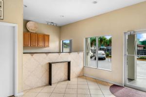 een woonkamer met een open haard en ramen bij Rodeway Inn Lake Wales - Winter Haven in Lake Wales