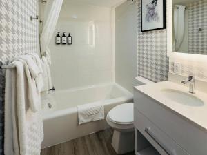 Et badeværelse på Quality Inn & Suites Thunder Bay Downtown + 35 billeder