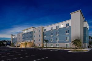a rendering of a building with a parking lot at WoodSpring Suites Palm Springs - West Palm Beach in Palm Springs