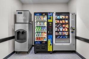 2 distributori automatici di bibite e bevande in camera di Quality Inn Brewerton - Syracuse Oneida Lake Area a Brewerton