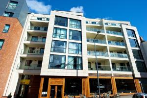 ein Apartmenthaus mit Fenstern und blauem Himmel in der Unterkunft Staycity Aparthotels Liverpool City Centre in Liverpool