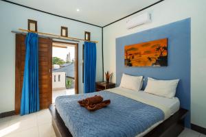 En eller flere senge i et værelse på Creative Trawangan Stay