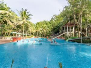 een groot zwembad met mensen erin bij River Kwai Village Hotel in Ban Kaeng Raboet