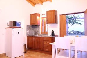 Kuchyň nebo kuchyňský kout v ubytování Casa Das Romãs