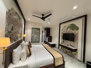 a bedroom with a large bed with a ceiling fan at Hotel Raj Hari Palace in Jodhpur +26 photos