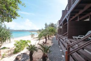 ein Haus am Strand mit Meerblick in der Unterkunft Native Sea Amami Adan On The Beach in Tatsugo