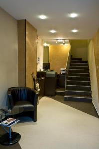 - un salon avec un canapé et des escaliers dans l'établissement Hotel 4 Zona, à Sofia