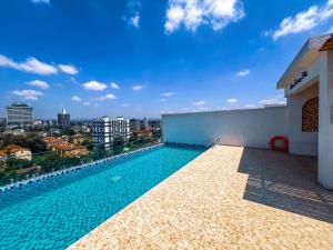 een zwembad op het dak van een gebouw bij Ngong Hills View in Nairobi