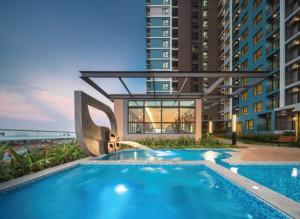 a swimming pool in front of a building at Convenient 1 bed condo Hua Mak in Sathani Ban Hua Mak