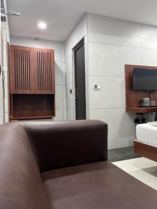 een slaapkamer met een bed en een kamer met een deur bij Vijey Hotels in Tiruchchirāppalli