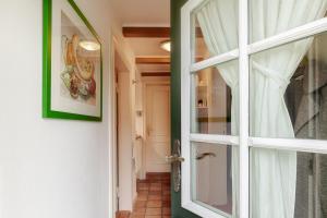 una porta che conduce in un corridoio con finestra di Bullerbü im Uthland a Braderup