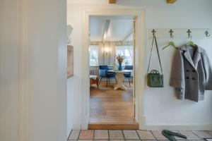 un corridoio che conduce a un soggiorno con tavolo di Bullerbü im Uthland a Braderup