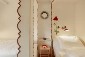 una camera con letto e tavolo con specchio di Bullerbü im Uthland a Braderup Altre 42 foto