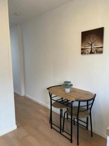 einen Tisch und zwei Stühle in einem Zimmer in der Unterkunft Padborg Inn - Simple Rooms & Modern Apartments in Padborg