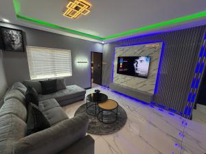 Et tv og/eller underholdning på Exclusive Ultra-Luxury A Cut Above Apartments Century City by Vvip Bookings