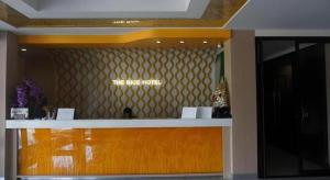 ein Schalter in einem Gebäude mit einem Schild an der Wand in der Unterkunft The Rice Hotel in Roi Et