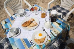 stół ze śniadaniem składającym się z jajek i tostów w obiekcie Holiday Home Mery w mieście Malinska