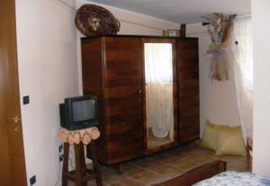 a room with a wooden cabinet with a tv in it at Agriturismo Trivilini in Lanciano