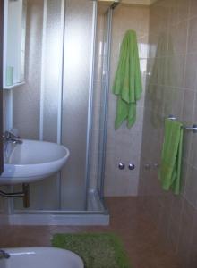 łazienka z prysznicem i umywalką w obiekcie Agriturismo Trivilini w mieście Lanciano +37 zdjęć