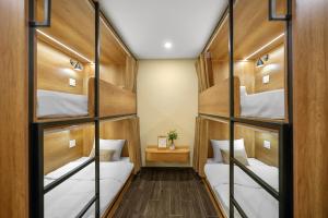 En eller flere senge i et værelse på Lucas Boutique Home Hue